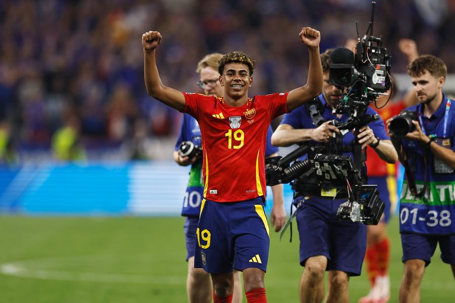Lamine Yamal, erou în semifinala cu Franța / FOTO: Imago Cât de jos poate scădea vârsta marii performanțe în sport? „Explozia” lui Lamine Yamal la Euro 2024 este comparată de spanioli cu precocitatea Nadiei Comăneci