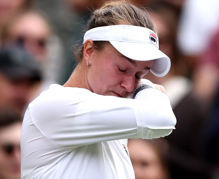 Barbora Krejcikova, în lacrimi amintindu-și de Jana Novotna Foto: Guliver/GettyImages Barbora Krejcikova reloaded! » A învins-o pe Elena Rybakina în semifinale la Wimbledon cu tenisul care a dus-o la titlul de la Roland Garros 2021