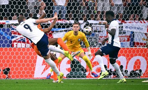 Cel mai controversat moment al semifinalei Olanda - Anglia. Intrarea întârziată a lui Dumfries la Kane a fost sancționată cu penalty / Foto: Imago