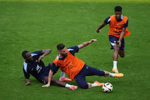 Kingsley Coman, dreapta, se gândeeștee să renunțe la națională / Foto: Imago