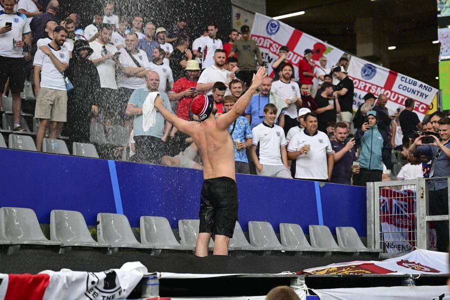 Suporterii englezi s-au bucurat de ploaie la Dortmund / FOTO: Imago 5 bune, 5 rele din semifinalele Euro 2024 » Jucătorul care a stârnit o criză pe tot Pământul: „Tu ce făceai atunci?” și Jucătorul arogant și „cu gura proastă, care a fost plesnit imediat peste ea!”