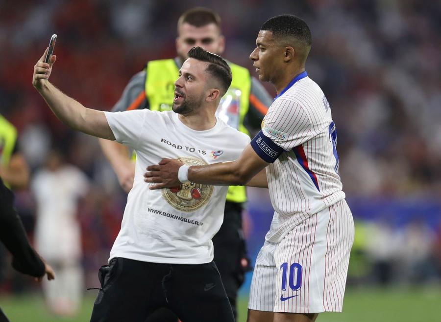 Fanul și-a văzut visul cu ochii: un selfie smuls lui Mbappe, care nu pare deloc fericit Foto: Imago Images 5 bune, 5 rele din semifinalele Euro 2024 » Jucătorul care a stârnit o criză pe tot Pământul: „Tu ce făceai atunci?” și Jucătorul arogant și „cu gura proastă, care a fost plesnit imediat peste ea!”