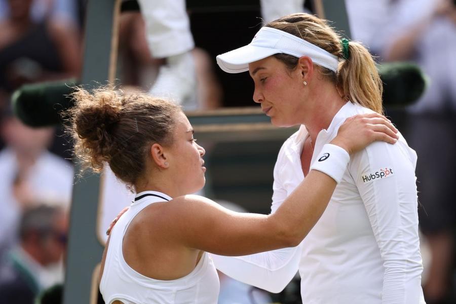 Jasmine Paolini și Donna Vekic, salutul de la finalul penultimului act de la Wimbledon 2024 Foto: Guliver/GettyImages Jasmine Paolini, finalistă la Wimbledon! » E prima jucătoare de la Serena Williams încoace care reușește o performanță rară
