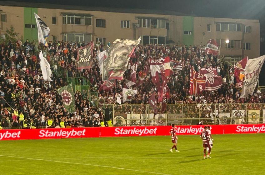 Rapid a învins-o pe FC Argeș, scor 2-0, în runda inaugurală a sezonului 2025/2026 din Superligă. Din galeria rapidistă i s-a cerut demisia lui Daniel Carciug, Director Comercial și Organizator meci.