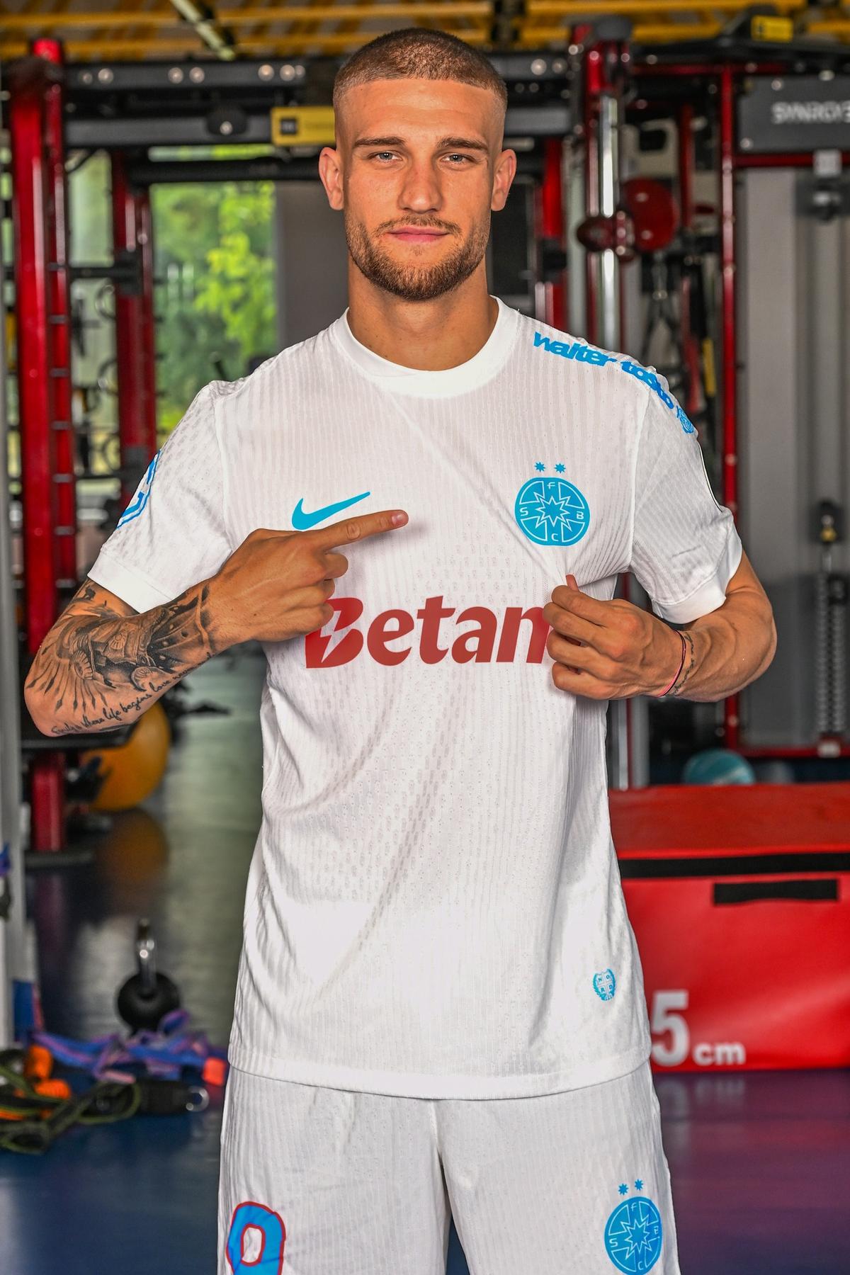 FCSB și-a prezentat noile echipamente! Târnovanu, Alibec, Bîrligea și Șut, „modelele” campioanei