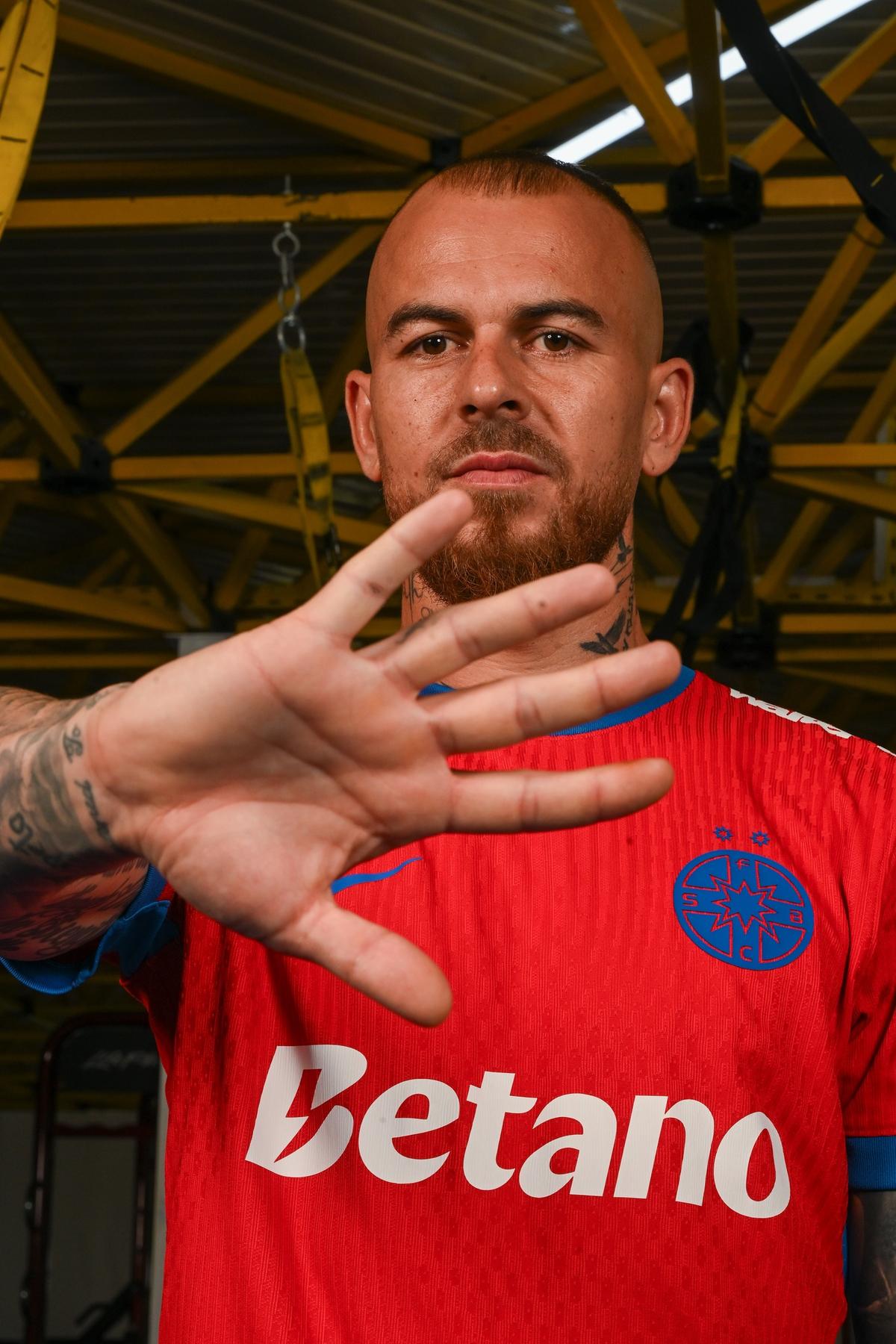 FCSB și-a prezentat noile echipamente! Târnovanu, Alibec, Bîrligea și Șut, „modelele” campioanei