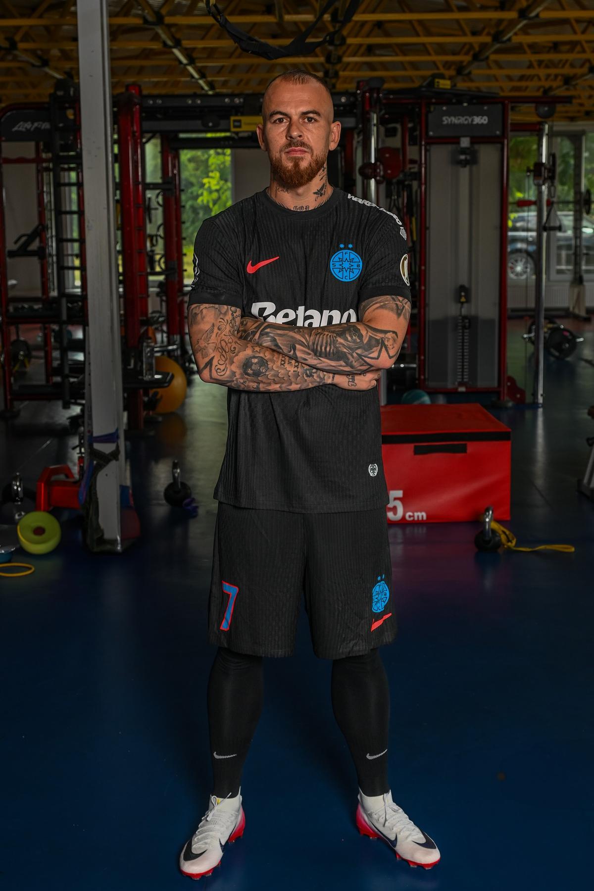 FCSB și-a prezentat noile echipamente! Târnovanu, Alibec, Bîrligea și Șut, „modelele” campioanei