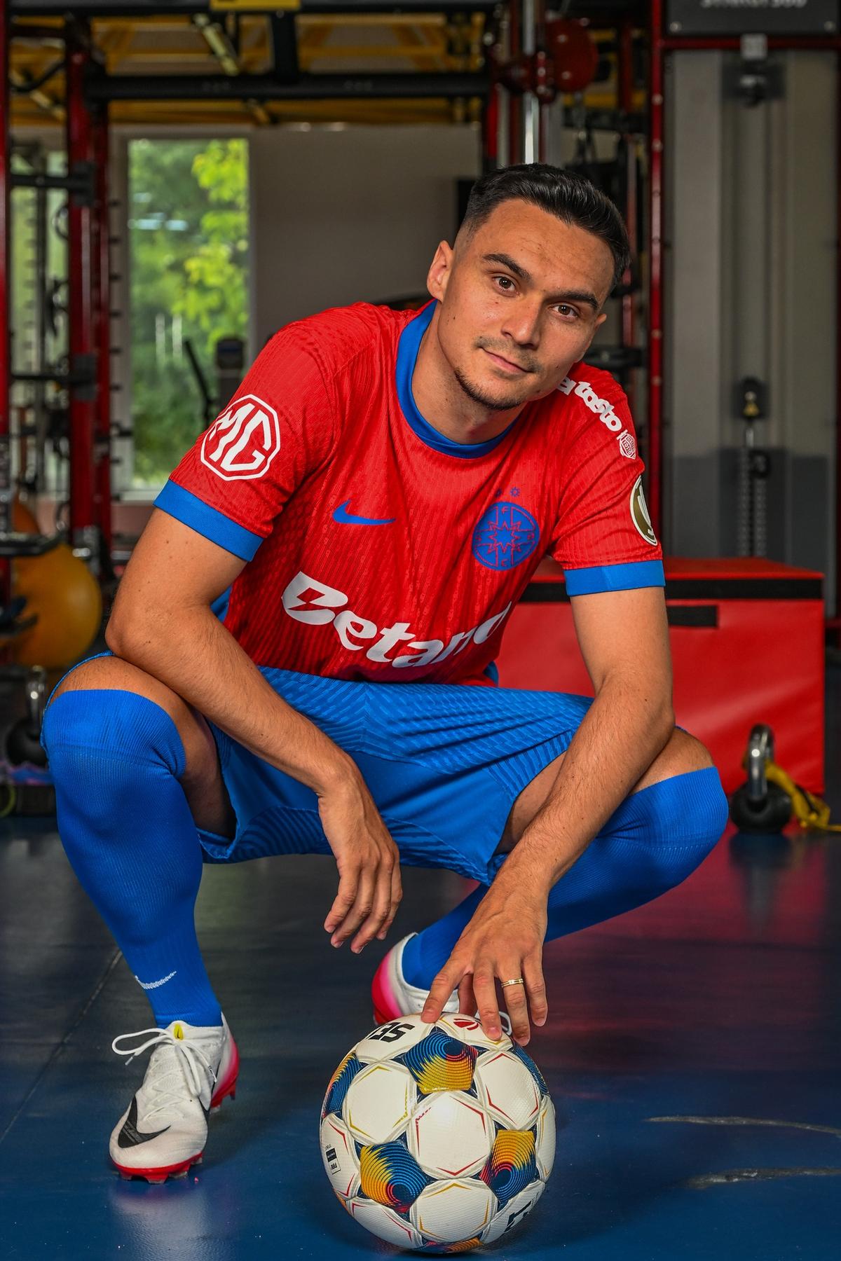 FCSB și-a prezentat noile echipamente! Târnovanu, Alibec, Bîrligea și Șut, „modelele” campioanei
