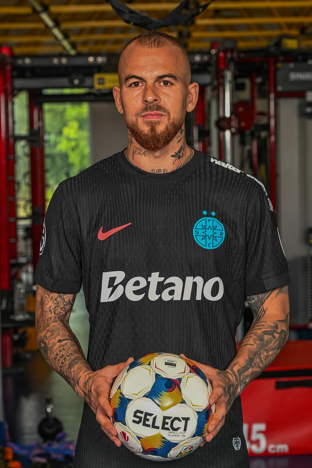 FCSB și-a prezentat noile echipamente! Târnovanu, Alibec, Bîrligea și Șut, „modelele” campioanei