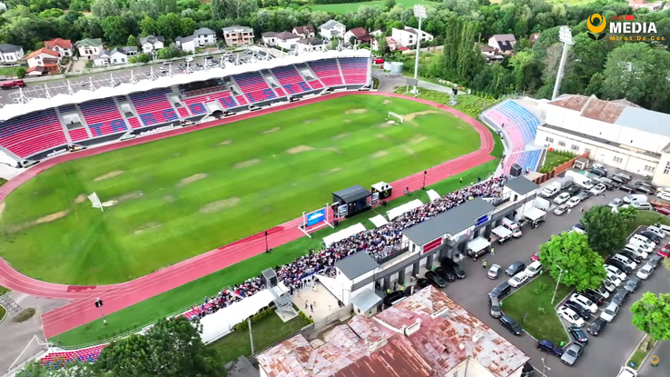 Cum arată gazonul stadionului „Eugen Popescu” din Târgoviște. FOTO: YouTube @Miros de Cer