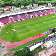 Cum arată gazonul stadionului „Eugen Popescu” din Târgoviște. FOTO: YouTube @Miros de Cer