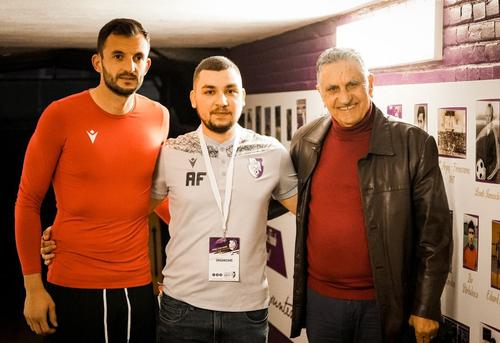 Flancat de Cătălin Straton și Vasile Stan, titularul din poarta Argeșului la meciul cu Real Madrid din 1972 / Sursă foto: Facebook