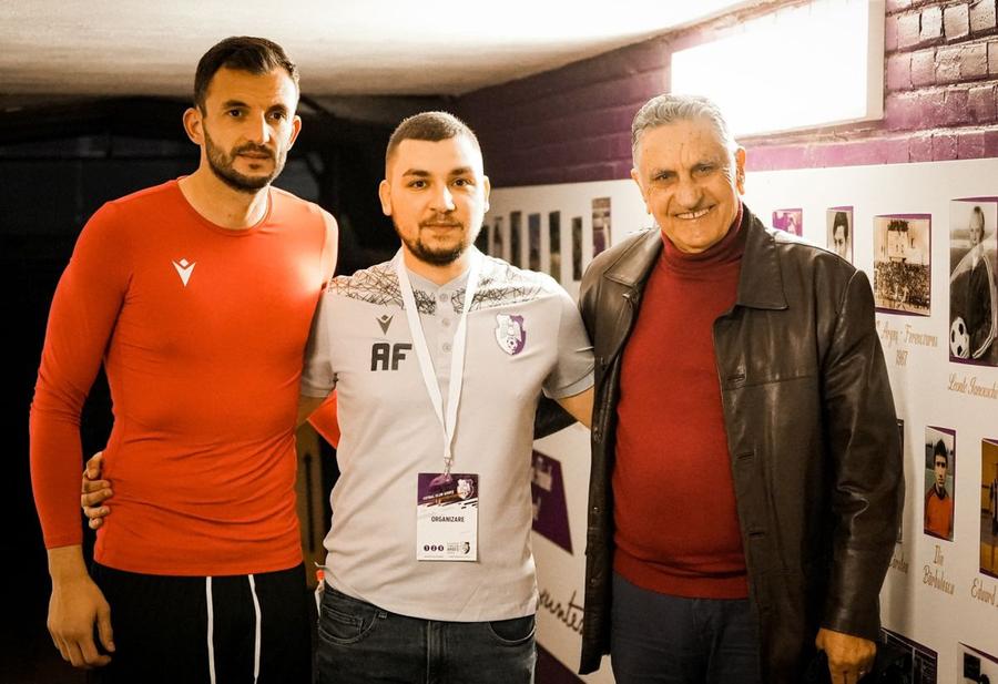Flancat de Cătălin Straton și Vasile Stan, titularul din poarta Argeșului la meciul cu Real Madrid din 1972 / Sursă foto: Facebook „În social media, suntem în Top 6-8 echipe din România!” » Despre trendurile din Superligă cu bucureșteanul care se ocupă de imaginea lui FC Argeș: „Sunt «dobrinist» din anii 2000”