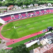 Cum arată gazonul stadionului „Eugen Popescu” din Târgoviște. FOTO: YouTube @Miros de Cer
