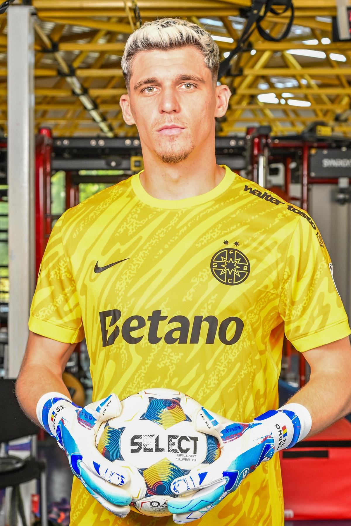 FCSB și-a prezentat noile echipamente! Târnovanu, Alibec, Bîrligea și Șut, „modelele” campioanei