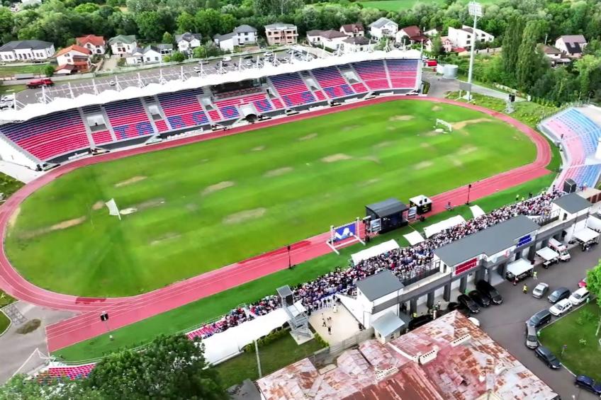 Gazonul, aproape distrus pe stadionul „Eugen Popescu” din Târgoviște. FOTO: Youtube @Miros de Cer