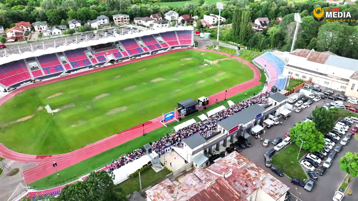 Cum arată gazonul stadionului „Eugen Popescu” din Târgoviște. FOTO: YouTube @Miros de Cer