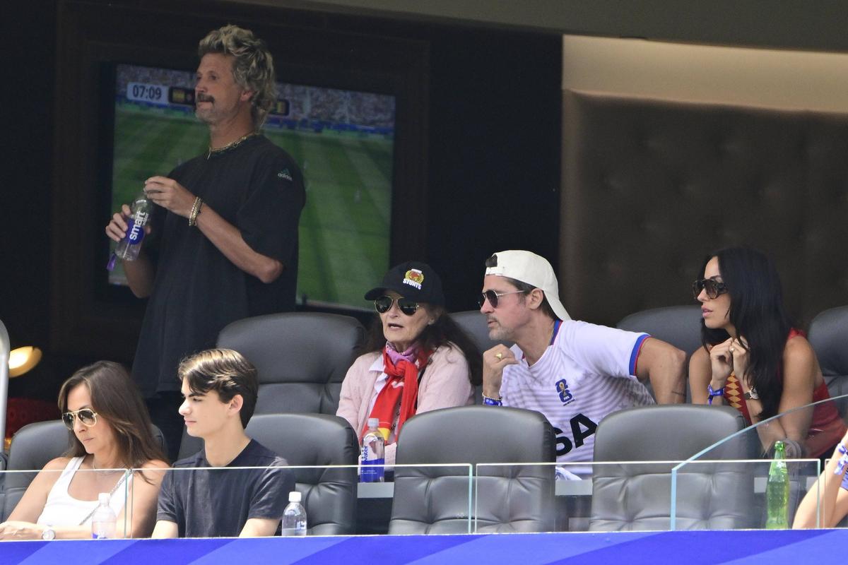 Brad Pitt, prezent la Spania - Belgia cu iubita mai tânără cu 29 de ani