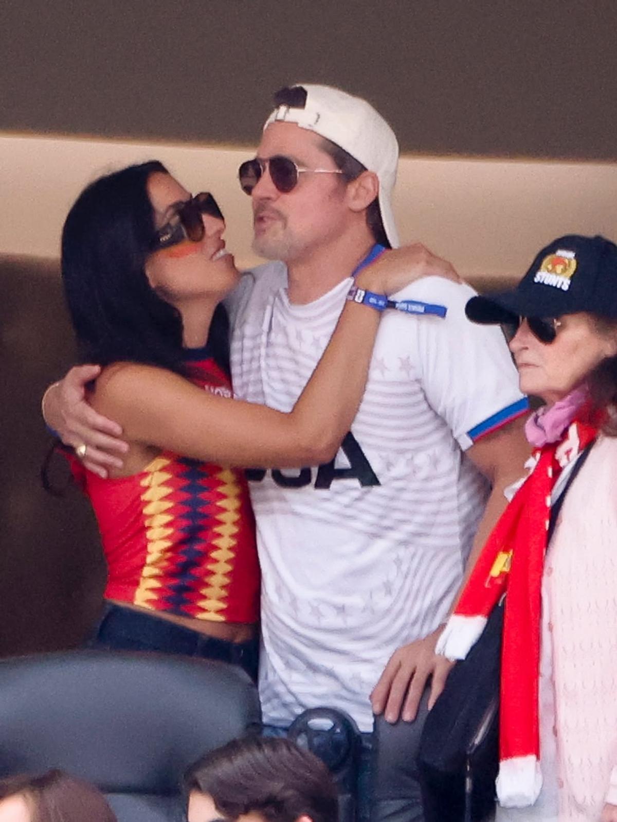 Brad Pitt, prezent la Spania - Belgia cu iubita mai tânără cu 29 de ani