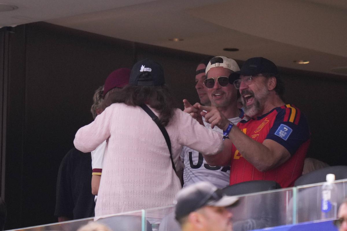 Brad Pitt, prezent la Spania - Belgia cu iubita mai tânără cu 29 de ani
