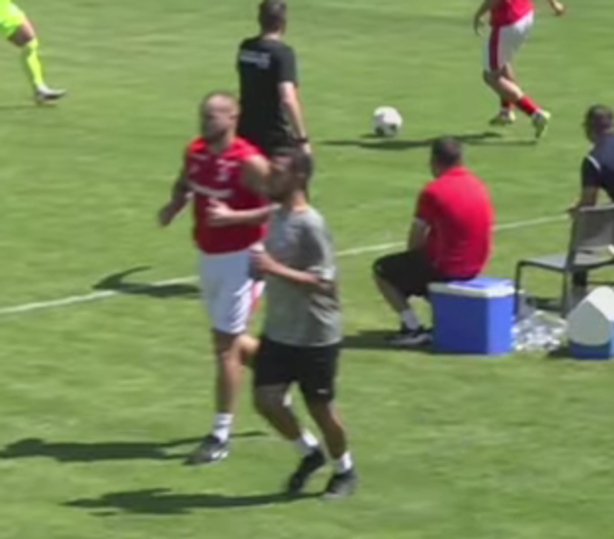 George Pușcaș a ieșit la antrenamente în timpul amicalului celor de la Dinamo cu Ștefăneștii de Jos // capturi 48 TV