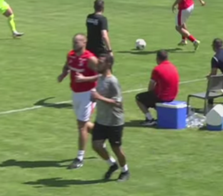 George Pușcaș a ieșit la antrenamente în timpul amicalului celor de la Dinamo cu Ștefăneștii de Jos // capturi 48 TV