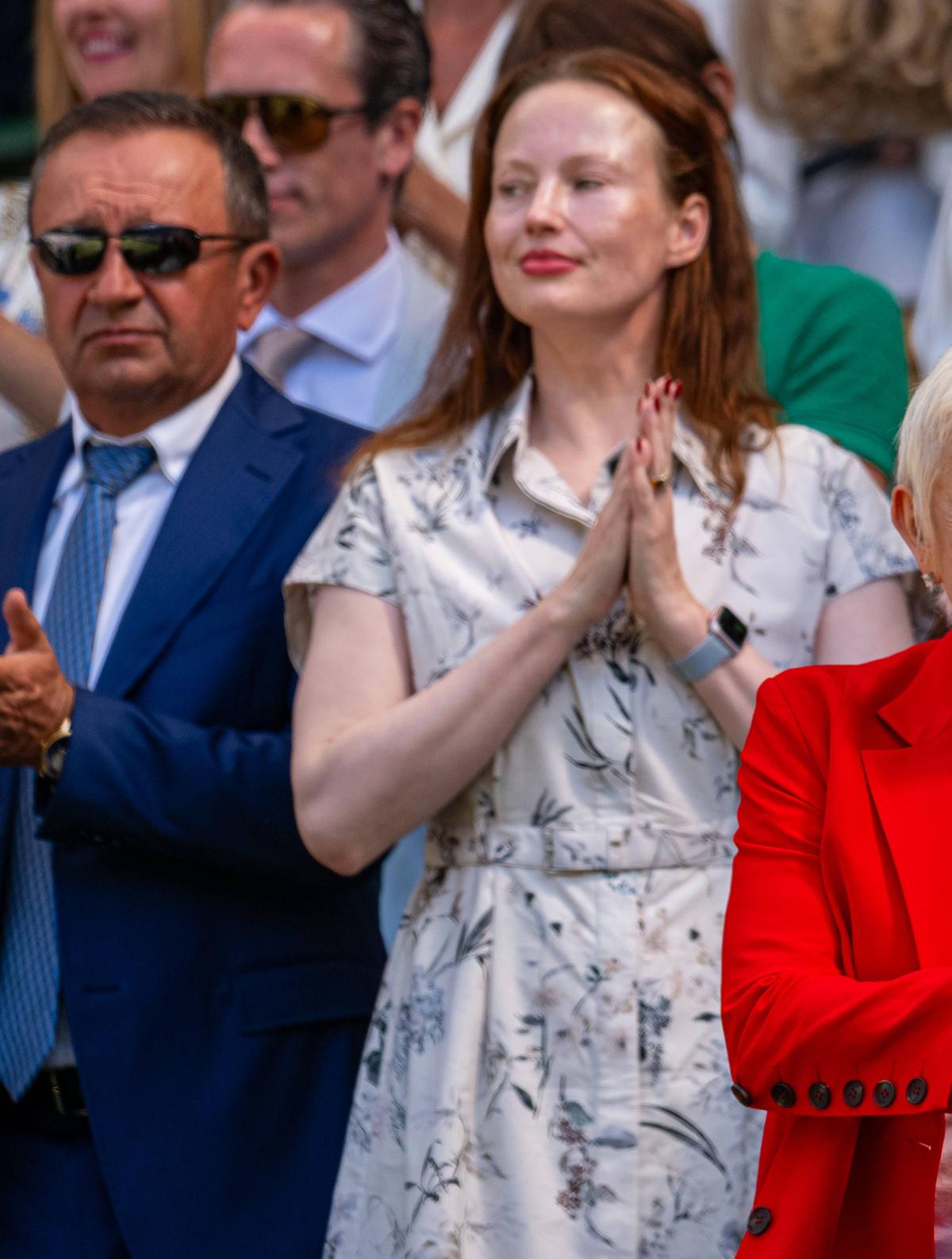 Simona Halep și omul de afaceri Dorin Mateiu, fotografiați în loja regală de la Wimbledon, lângă Prințesa Kate și Sharapova