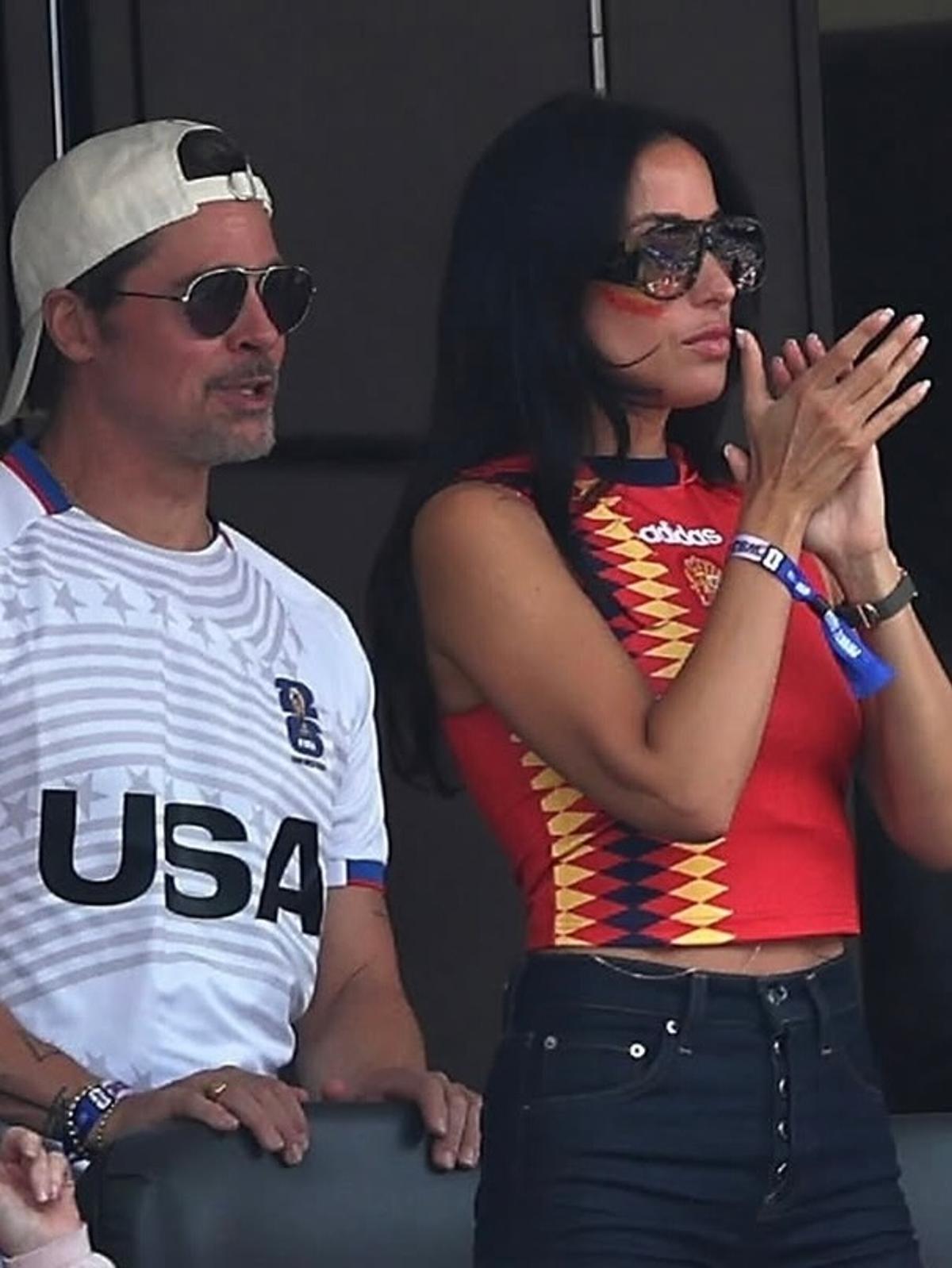Brad Pitt, prezent la Spania - Belgia cu iubita mai tânără cu 29 de ani