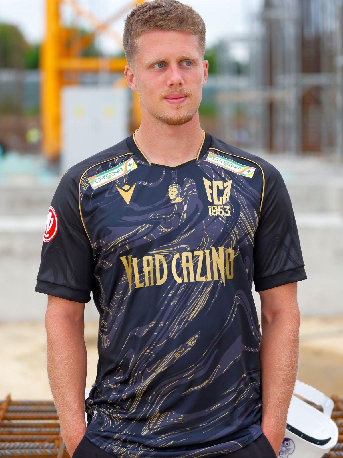 FC Argeș și-a prezentat echipamentul #2 și #3 printre macarale, betoane și utilaje: ședință foto tematică în Trivale