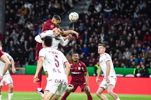 Leo Bolgado, primul la minge // FOTO: Imago Images