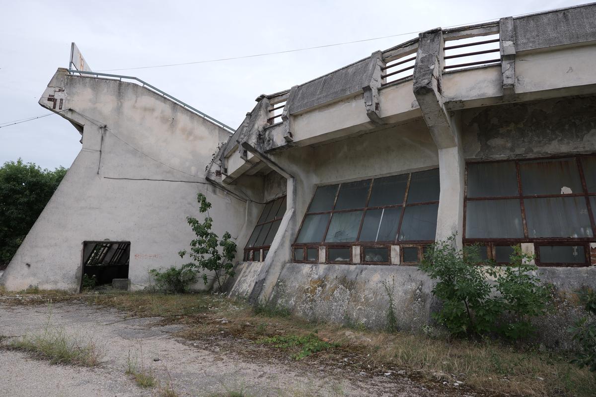 Ce s-a ales de stadionul lui Ceaușescu » Baza celei mai corupte echipe din istoria fotbalului românesc nu a fost abandonată