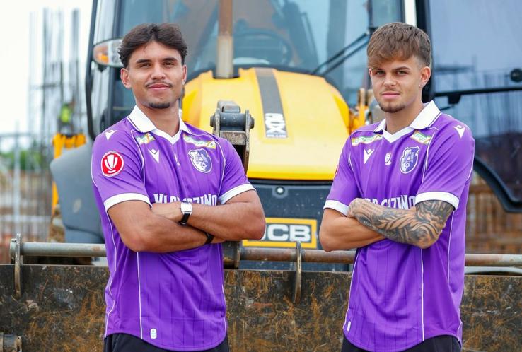 FC Argeș și-a prezentat echipamentul #2 și #3 pentru noul sezon pe șantierul stadionului „Nicolae Dobrin” / Sursă foto: Facebook@ FC Argeș