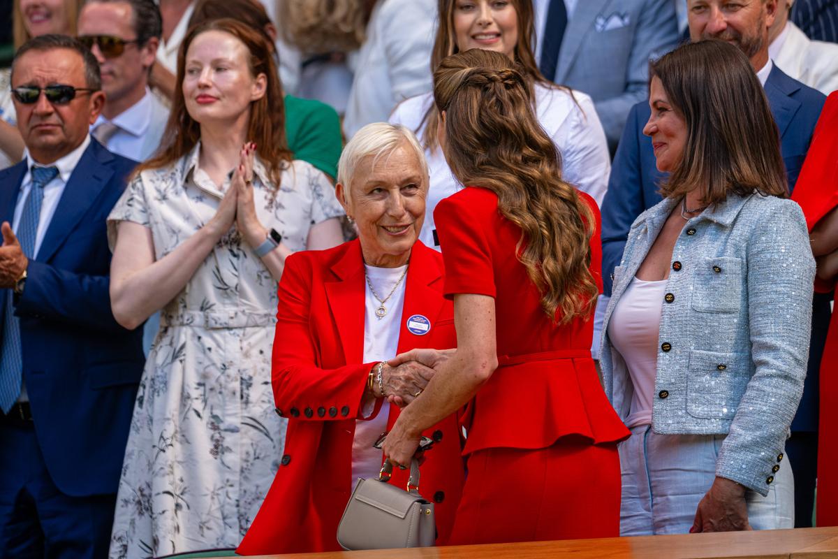 Simona Halep și omul de afaceri Dorin Mateiu, fotografiați în loja regală de la Wimbledon, lângă Prințesa Kate și Sharapova