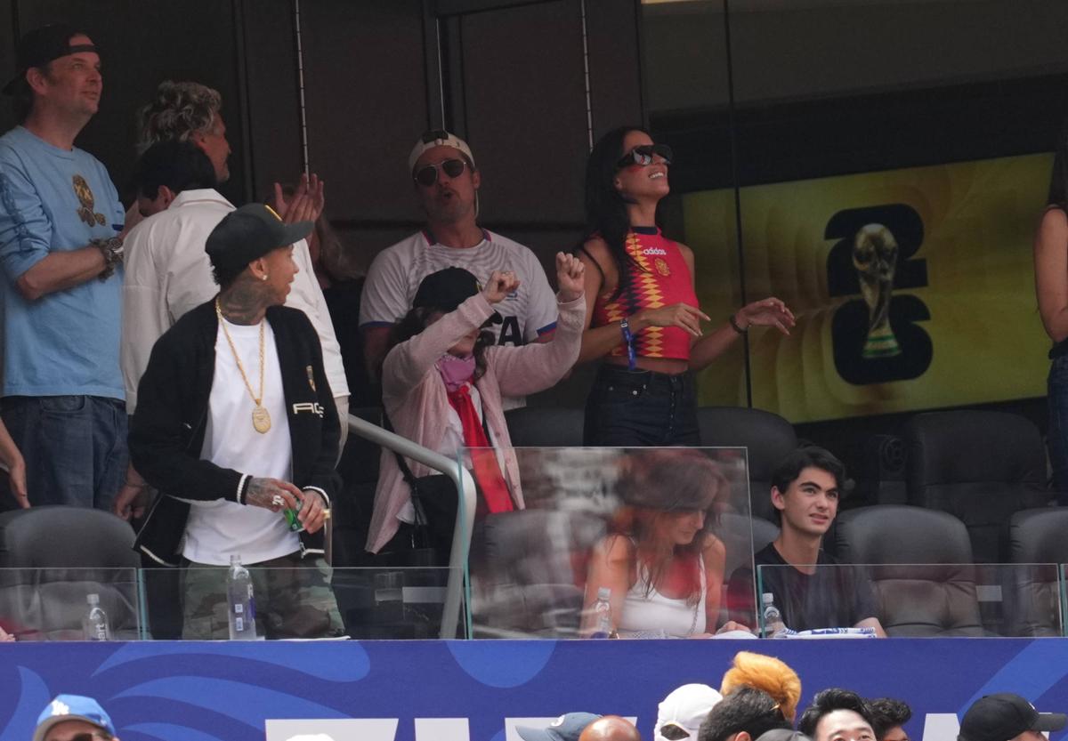 Brad Pitt, prezent la Spania - Belgia cu iubita mai tânără cu 29 de ani