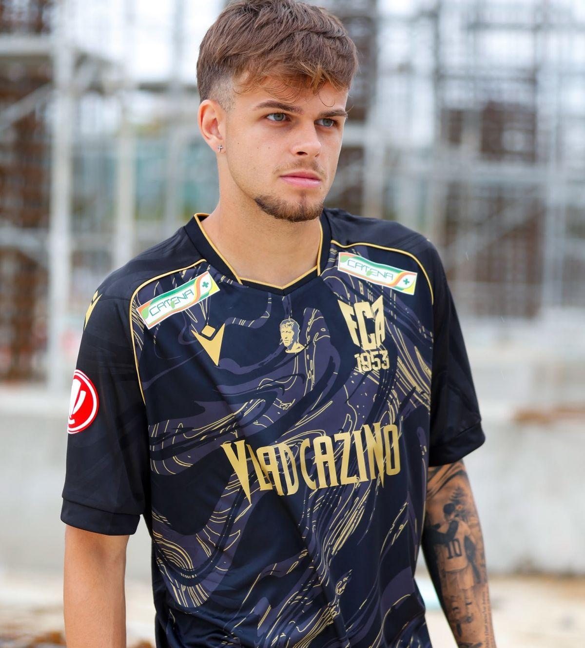Ședință printre macarale » Prezentare inedită în Superligă! Și mai urmează o surpriză