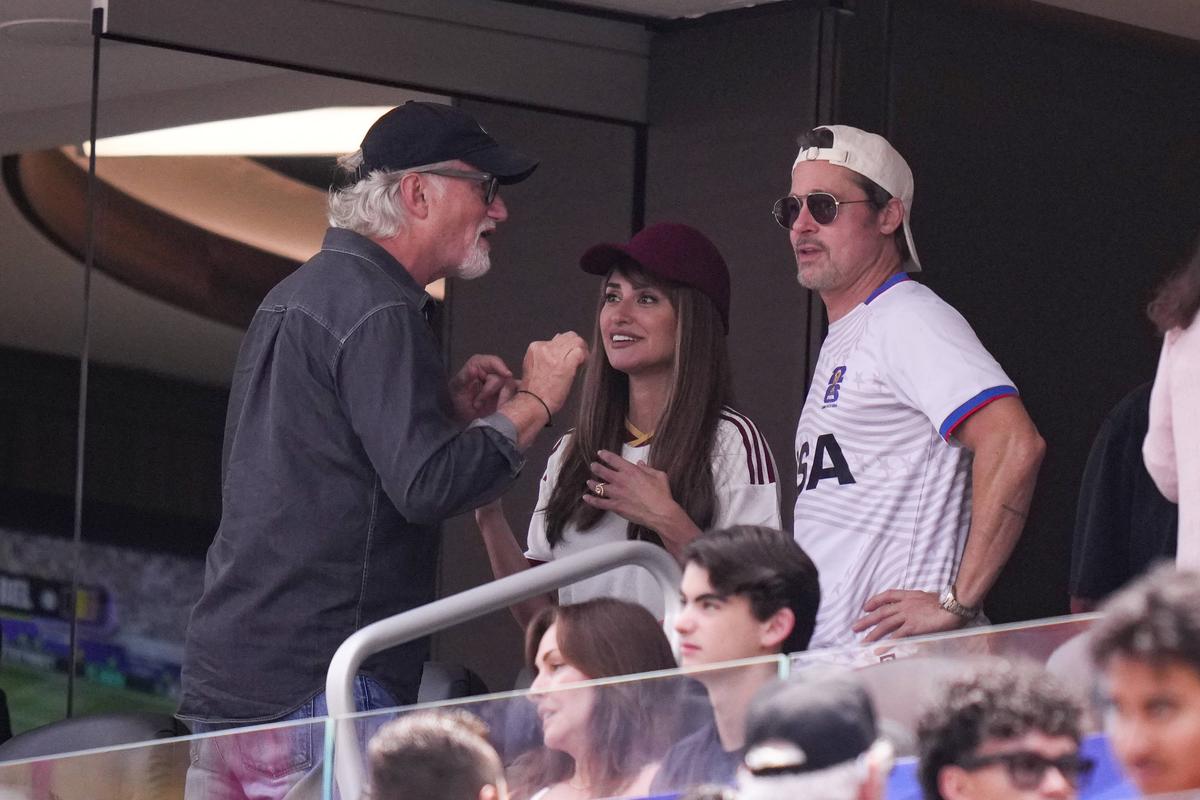 Brad Pitt, prezent la Spania - Belgia cu iubita mai tânără cu 29 de ani