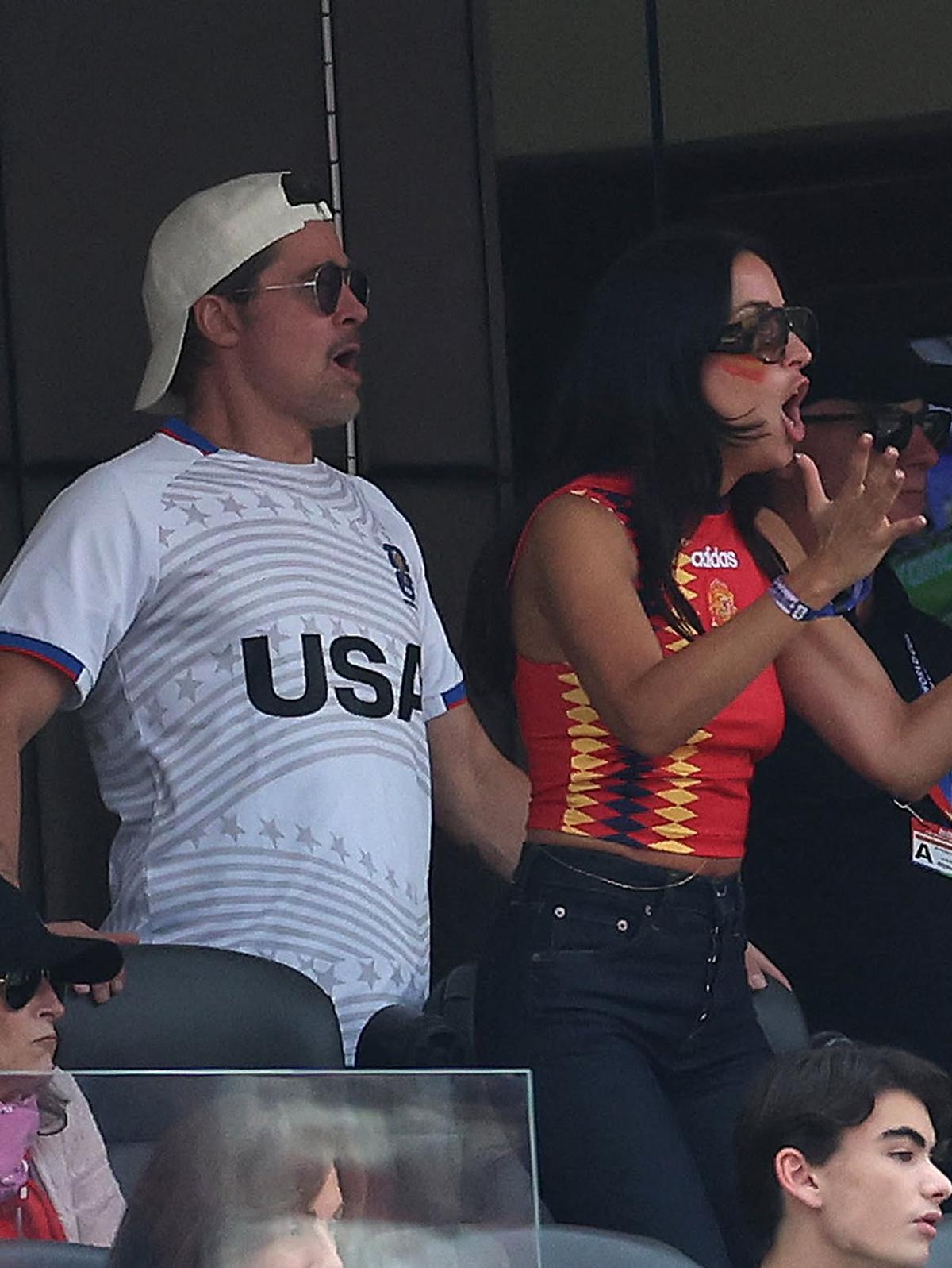 Brad Pitt, prezent la Spania - Belgia cu iubita mai tânără cu 29 de ani