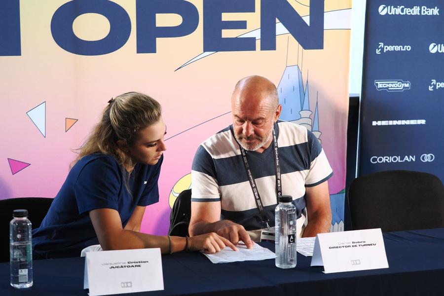 Jaqueline Cristian și Daniel Dobre la tragrea la sorți a tabloului UniCredit Iași Open Foto: Roxana Fleșeru Româncele și-au aflat adversarele pe tabloul turneului UniCredit Iași Open » Jaqueline Cristian și Gabriela Ruse, posibilă ciocnire în „sferturi”