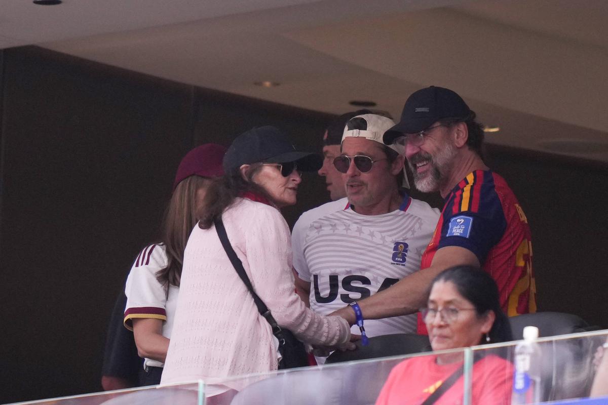 Brad Pitt, prezent la Spania - Belgia cu iubita mai tânără cu 29 de ani