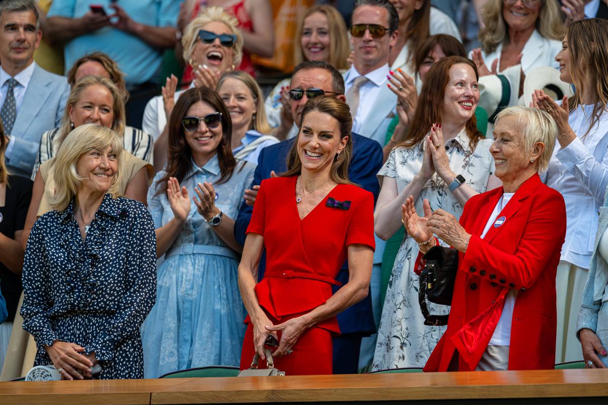 Simona Halep și omul de afaceri Dorin Mateiu, fotografiați în loja regală de la Wimbledon, lângă Prințesa Kate și Sharapova