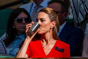 Simona Halep și omul de afaceri Dorin Mateiu, fotografiați în loja regală de la Wimbledon, lângă Prințesa Kate și Sharapova