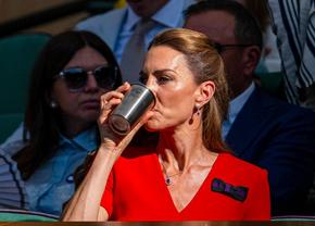 Simona Halep și omul de afaceri Dorin Mateiu, fotografiați în loja regală de la Wimbledon, lângă Prințesa Kate și Sharapova