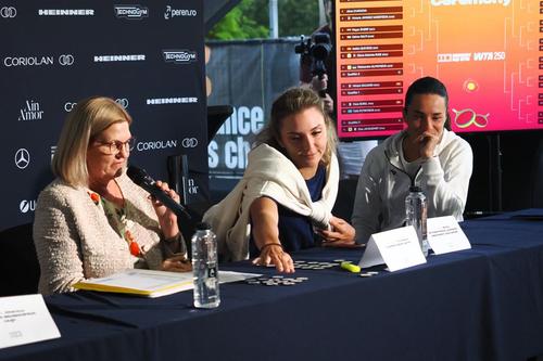 Jaqueline Cristian și Miriam Bulgaru participând la tragerea la sorți de la UniCredit Iași Open Foto: Roxana Fleșeru