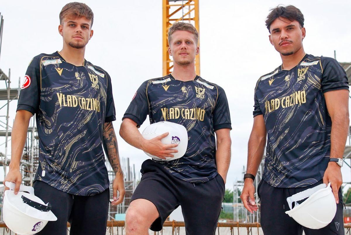 Prezentare printre macarale » FC Argeș a găsit o modalitate inedită să le arate fanilor noul echipament: fără siglă + mai urmează o surpriză