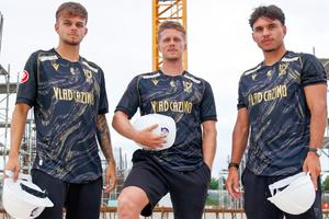 Prezentare printre macarale » FC Argeș a găsit o modalitate inedită să le arate fanilor noul echipament: fără siglă + mai urmează o surpriză