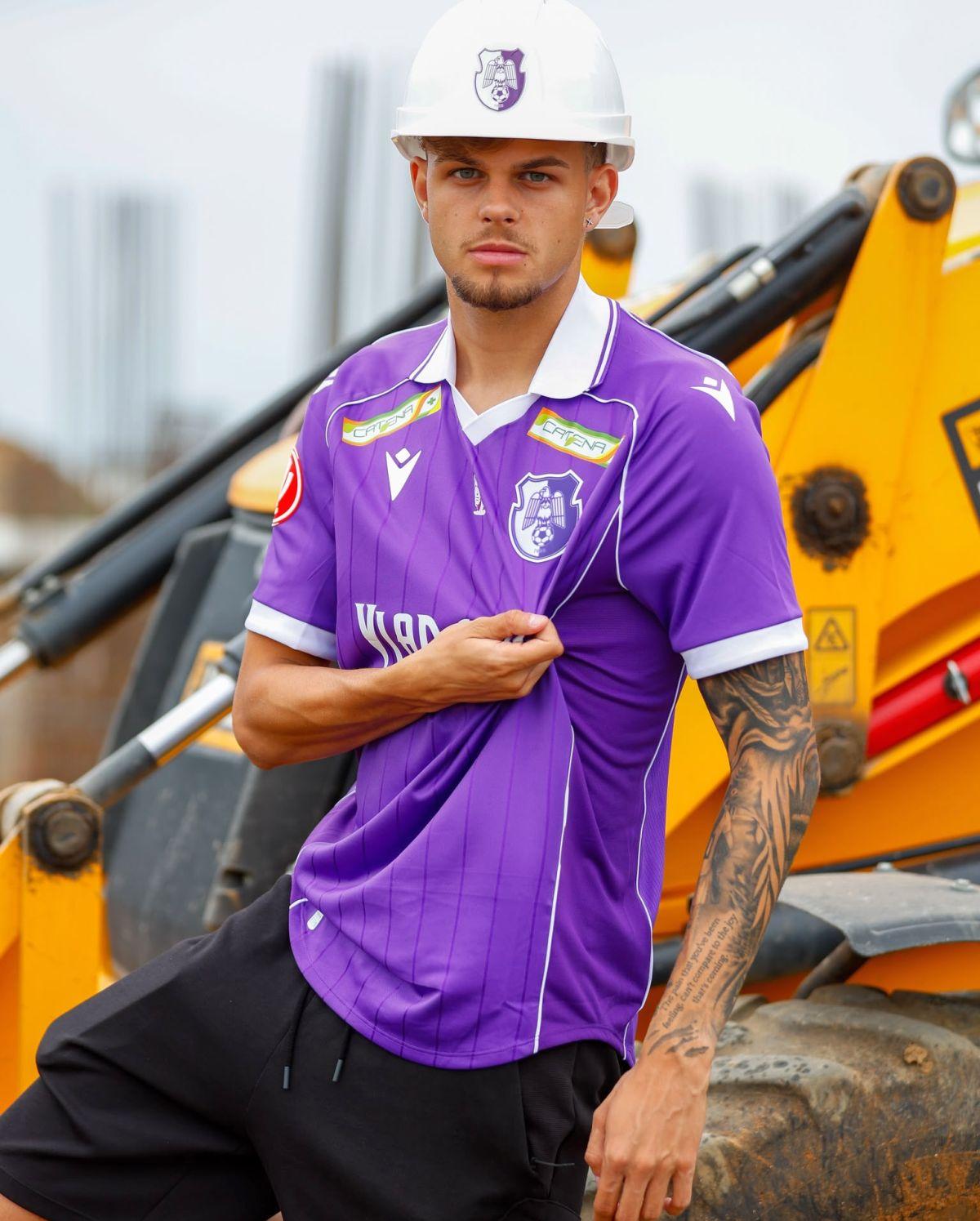 FC Argeș și-a prezentat echipamentul #2 și #3 printre macarale, betoane și utilaje: ședință foto tematică în Trivale