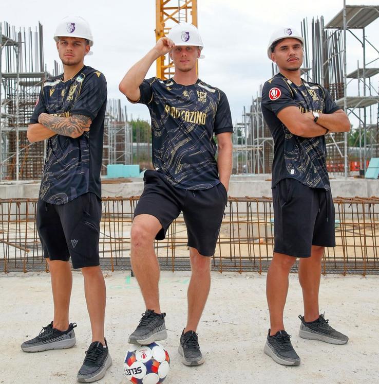 FC Argeș și-a prezentat echipamentul #2 și #3 pentru noul sezon pe șantierul stadionului „Nicolae Dobrin” / Sursă foto: Facebook@ FC Argeș