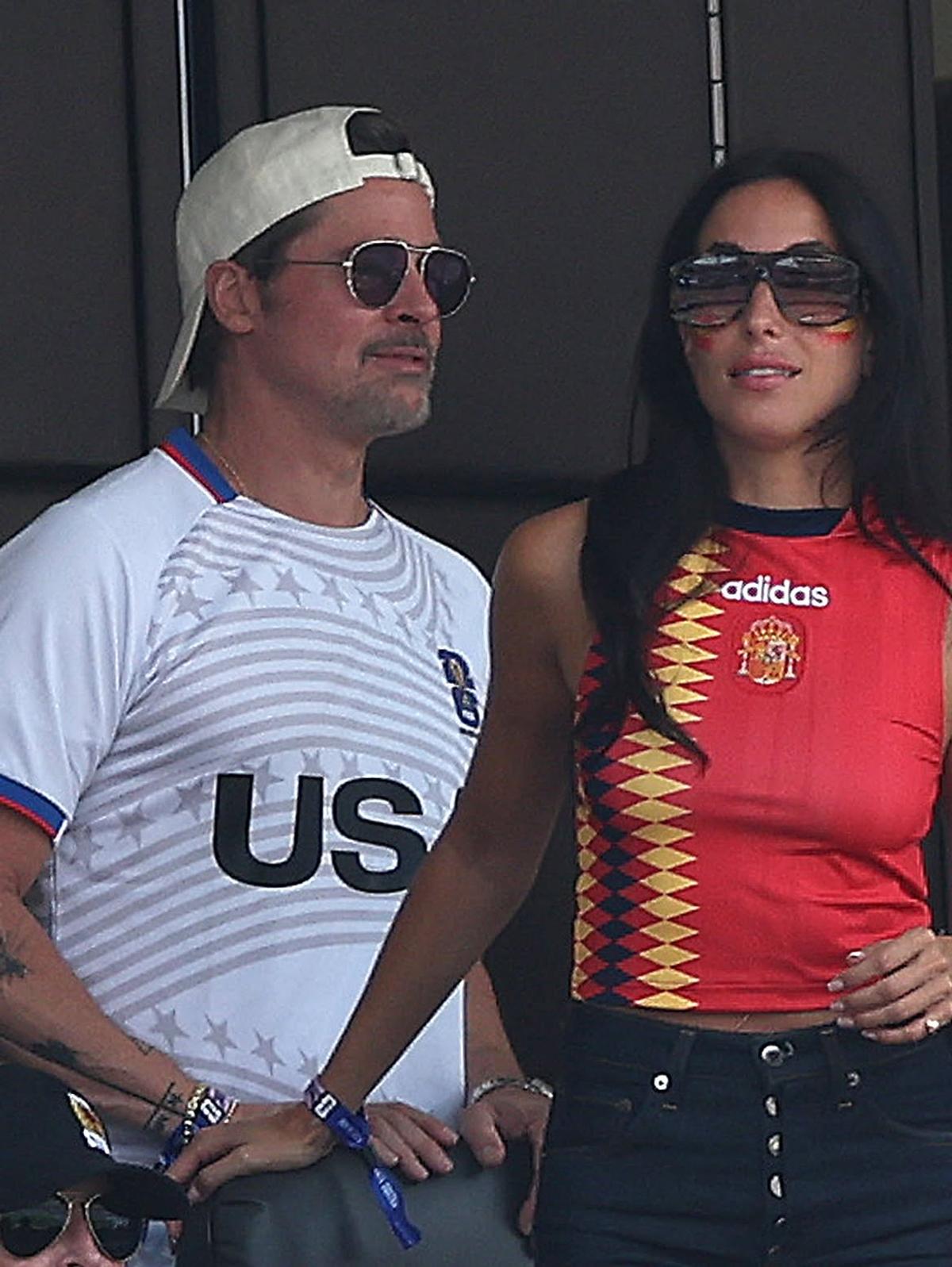 Brad Pitt, prezent la Spania - Belgia cu iubita mai tânără cu 29 de ani