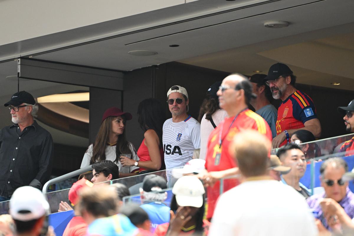 Brad Pitt, prezent la Spania - Belgia cu iubita mai tânără cu 29 de ani
