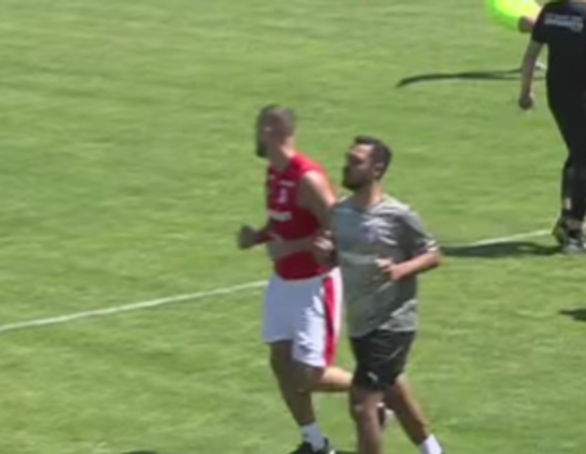 George Pușcaș a ieșit la antrenamente în timpul amicalului celor de la Dinamo cu Ștefăneștii de Jos // capturi 48 TV